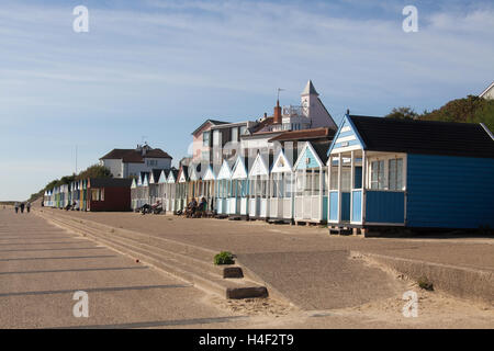Stadt von Southwold, England. Malerische Aussicht auf bunt bemalte Strandhütten auf Southwolds North Parade. Stockfoto