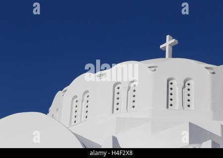 Kuppel der orthodoxen Kathedrale in der Stadt Fira auf Santorin Stockfoto