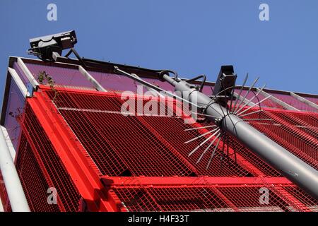 CCTV-Kameras außerhalb der hellen roten Parkplatz Geländer von Brunel Straße Parkplatz im Stadtzentrum von Birmingham Stockfoto