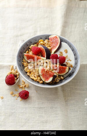 Müsli mit Feigen und Himbeeren, gesundes Essen Stockfoto