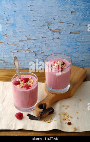 Berry Milchshake in zwei Glas, Essen Nahaufnahme Stockfoto