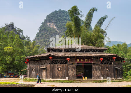 Holzbau im Banyan Tree Park in Chuanyan Dorf, Yangshuo County, China. Stockfoto