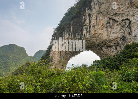 Berühmte Moon Hill Kalkstein Bogen in der Nähe von Yangshou, China Stockfoto