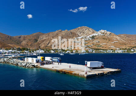 Blick auf Serifos von der Fähre in den Hafen der Insel ankommen. Stockfoto