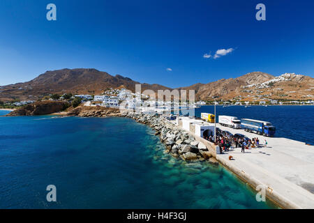 Blick auf Serifos von der Fähre in den Hafen der Insel ankommen. Stockfoto