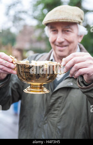 Denman, Gold Cup Sieger, gewinnen Pferde aus Cheltenham Festival von Paul Nicholls horse racing stable Parade durch Ditcheat Village, Somerset. England Stockfoto