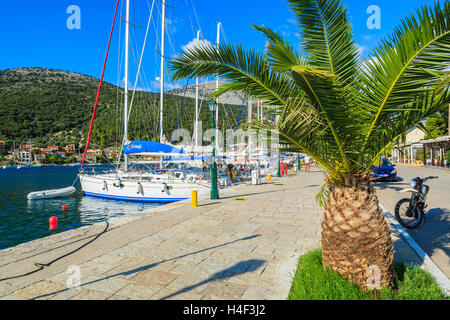 AGIA EFIMIA, KEFALONIA Insel - SEP 16, 2104: Hafenpromenade in Agia Efimia Dorf mit Yacht Boote Liegeplatz in der Marina. Griechische Inseln sind beliebte Reiseziel in Europa für den Sommerurlaub. Stockfoto