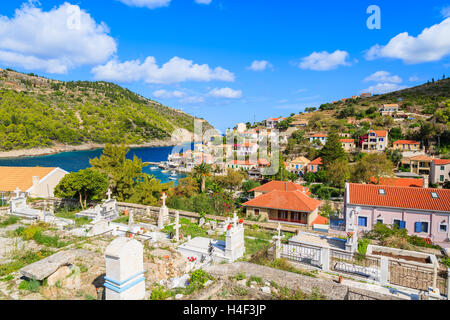 Bunte Häuser auf grünen Hügeln in Assos Dorf auf der Insel Kefalonia, Griechenland Stockfoto