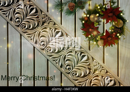 Auf die Oberfläche des Holzes - Weihnachtsschmuck: Kiefer, Äste, Tannenzapfen, schönen Kranz mit Blumen und Luftballons, glühende li Stockfoto