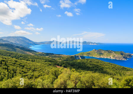 Blaues Meer und die Berge auf Küste von Kefalonia Island in der Nähe von Assos Stadt, Griechenland Stockfoto