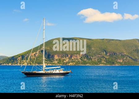 Luxus Yacht Boot am blauen Meer Küste von Kefalonia Insel nahe Fiskardo Village, Griechenland Stockfoto
