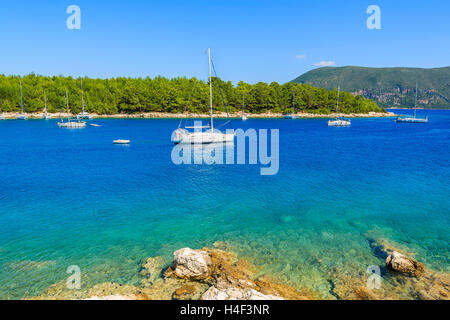 Yacht Boote Segeln am türkisfarbenen Meer in der Bucht in der Nähe von Fiskardo Dorf, Kefalonia Island, Griechenland Stockfoto