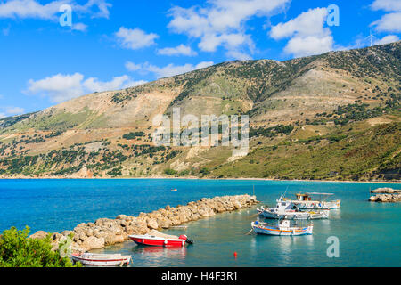 Typische griechische Angelboote/Fischerboote im Meer, die Bucht gegen Berge in Zola Hafen, Insel Kefalonia, Griechenland Stockfoto