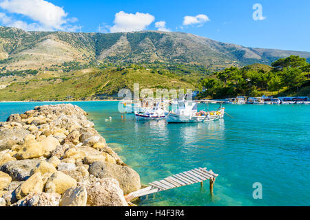 Hölzerne Pier und traditionellen griechischen Angelboote/Fischerboote im Hafen von Zola Dorf, Kefalonia Island, Griechenland Stockfoto