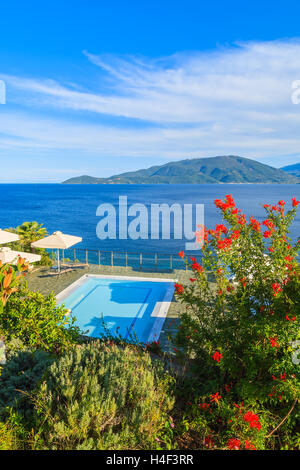 Pool mit Meer- und Bergblick auf der Küste von Kefalonia Insel im Dorf Agia Efimia, Griechenland Stockfoto