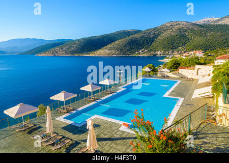 Pool mit Meer- und Bergblick auf der Küste von Kefalonia Insel im Dorf Agia Efimia, Griechenland Stockfoto