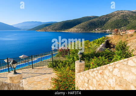 Fußweg zum Meer und Bergblick auf der Küste von Kefalonia Insel im Dorf Agia Efimia, Griechenland Stockfoto