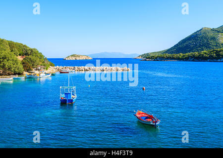 Bunte Fischerboote am blauen Meer, Insel Kefalonia, Griechenland Stockfoto