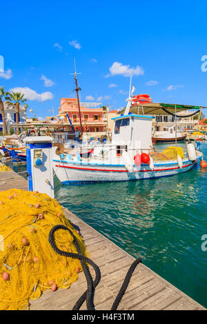 Net und griechischen Fischerboot im Hafen Lixouri, Kefalonia Insel Stockfoto