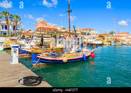 Bunte traditionelle griechische Angelboote/Fischerboote im Hafen von Lixouri Stadt, Insel Kefalonia, Griechenland Stockfoto