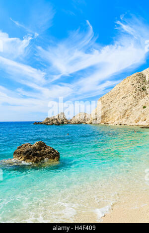 Blick auf kristallklares türkisfarbenes Meer mit Felsen am Strand Kefalonia Insel, Griechenland Stockfoto