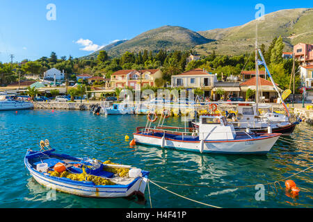 AGIA EFIMIA Hafen, Insel KEFALONIA, Griechenland - SEP 17, 2014: traditionelle griechische Angelboote/Fischerboote im Hafen von Agia Efimia Dorf. Bunte Boote sind Symbol der griechischen Inseln. Stockfoto