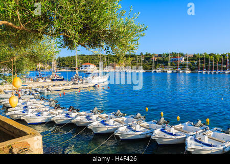 FISKARDO Hafen, Insel KEFALONIA, Griechenland - SEP 18, 2014: touristische Boote zur Vermietung in Hafen von FIskardo Dorf. Die meisten Touristen besuchen das Dorf bei einem Besuch der Insel Kefalonia. Stockfoto