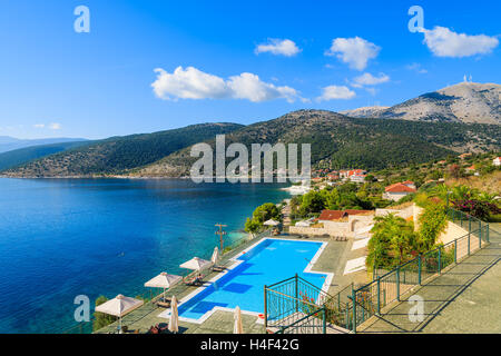 Pool mit Meer- und Bergblick auf der Küste von Kefalonia Insel im Dorf Agia Efimia, Griechenland Stockfoto