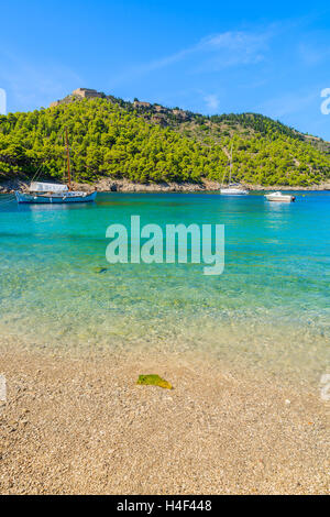 Boote am Meer und Strand in Assos Dorf auf der Insel Kefalonia, Griechenland Stockfoto