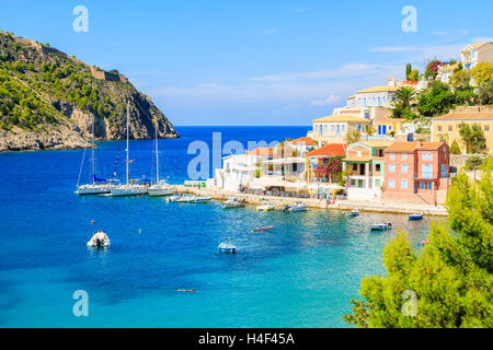 Bunte Häuser von Assos-Dorf auf der Insel Kefalonia, Griechenland Stockfoto