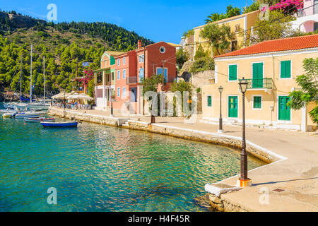 Bunte Häuser von Assos-Dorf auf der Insel Kefalonia, Griechenland Stockfoto