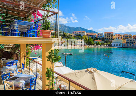 ASSOS, KEFALONIA Insel - SEP 18, 2014: Blick auf die schöne Bucht Assos Fischerdorf von griechischen Taverne. Griechenland ist sehr beliebtes Reiseziel für den Sommerurlaub. Stockfoto