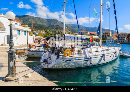 ASSOS Hafen, Insel KEFALONIA, Griechenland - SEP 18, 2014: Segeln Yacht Boote im Hafen von Assos-Dorf. Dieses Fischerdorf ist einer der am meisten besuchte Reiseziel auf der Insel Kefalonia. Stockfoto