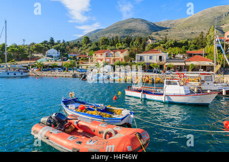 AGIA EFIMIA Hafen, Insel KEFALONIA, Griechenland - SEP 18, 2014: rote Ponton-Boot Liegeplatz im Hafen von Agia Efimia. Dieser Küstenort ist sehr beliebt bei Touristen, die zwischen den griechischen Inseln segeln. Stockfoto