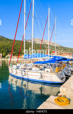 AGIA EFIMIA PORT, KEFALONIA Insel - SEP 19, 2014: Yacht Segelboote im griechischen Hafen von Agia Efimia auf Küste von Kefalonia Insel festmachen. Yachting ist ein beliebter Sport auf Griechen Inseln. Stockfoto