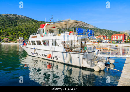 AGIA EFIMIA Hafen, Insel KEFALONIA, Griechenland - SEP 19, 2014: Touristenboot Liegeplatz im Hafen von Agia Efimia. Dieser Küstenort ist sehr beliebt bei Touristen, die zwischen den griechischen Inseln segeln. Stockfoto