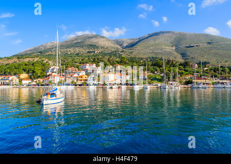 Yacht Boot am blauen Meer und Blick auf Agia Efimia Fischerdorf mit Hafen, Insel Kefalonia, Griechenland Stockfoto