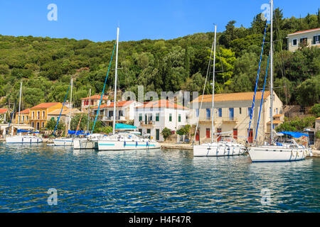 Segelyacht Yacht im Hafen Kioni, Insel Ithaka, Griechenland Stockfoto