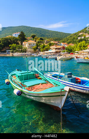 Angelboote/Fischerboote auf dem türkisfarbenen Meerwasser in Kioni Hafen, Insel Ithaka, Griechenland Stockfoto