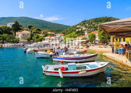 KIONI Hafen, Insel ITHAKA - SEP 19, 2014: bunte Fischerboote im Hafen Kioni. Griechenland ist ein sehr beliebtes Urlaubsziel in Europa. Stockfoto