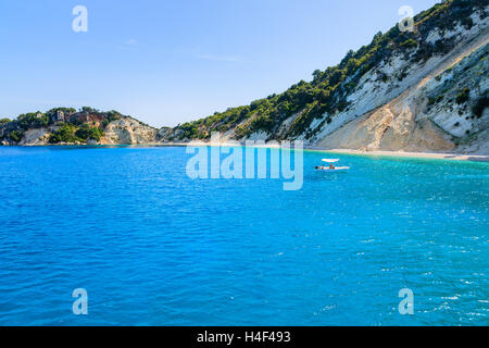 Kleines Boot am azurblauen Meer mit schönen Strand auf der Küste von Ithaka Insel, Griechenland Stockfoto