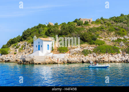 Kleine weiße Kirche auf Küste von Ithaka Insel in der Nähe von Vathi Stadt, Griechenland Stockfoto