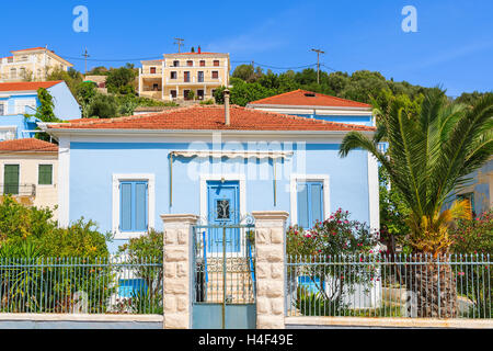 Typische blaue griechisches Haus im Dorf Vathi, Küstenhafen auf der Insel Ithaka, Griechenland Stockfoto