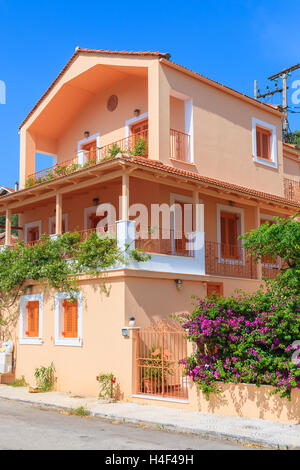 Typisches griechisches Haus im Dorf Vathi, Küstenhafen auf der Insel Ithaka, Griechenland Stockfoto