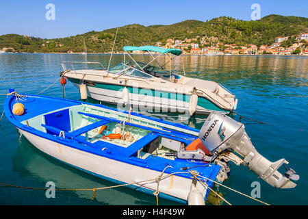 VATHI Hafen, Insel ITHAKA, Griechenland - SEP 19, 2014: Angelboote/Fischerboote im Hafen von Vathi auf Insel Ithaka. Griechische Inseln sind sehr beliebtes Reiseziel in Europa. Stockfoto