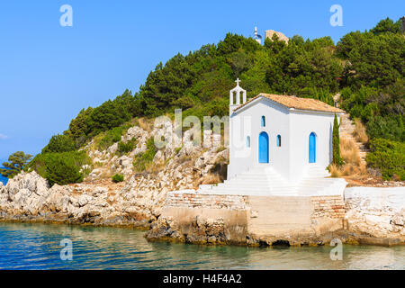 Kleine weiße Kirche auf Küste von Ithaka Insel in der Nähe von Vathi Stadt, Griechenland Stockfoto