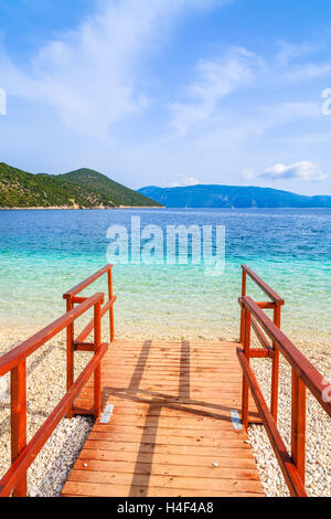 Holzsteg zu schönen Antisamos Strand auf Kefalonia Island, Griechenland Stockfoto