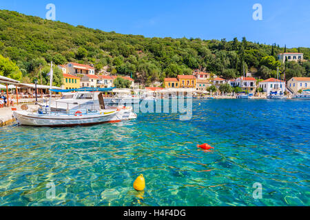 KIONI, Insel ITHAKA - SEP 19, 2014: Hafenansicht von Kioni Hafen mit Fischerbooten festmachen. Griechische Inseln sind beliebtes Urlaubsziel Urlaubsgebiete Stockfoto