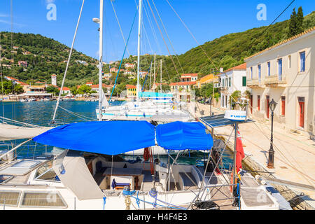 KIONI Hafen, Insel ITHAKA - SEP 19, 2014: Yacht Boote festmachen im Hafen Kioni. Griechische Inseln sind beliebtes Urlaubsziel in Eu Stockfoto