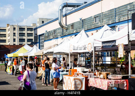 New York City, NY NYC Queens, Long Island City, LIC Flea & Food, Markt im Freien, Verkäufer, Stände, Stände, Shopping Shopper Shopper einkaufen Geschäfte Marktmärkte Stockfoto